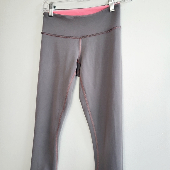 Lululemon Wonder 8 Under Reversible Pink and Grey Cropped Leggings Ladies 4 Gym - Picture 9 of 14